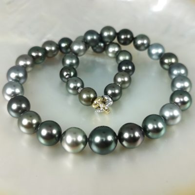 collier perles noires de Tahiti fermoir or 18k diamants